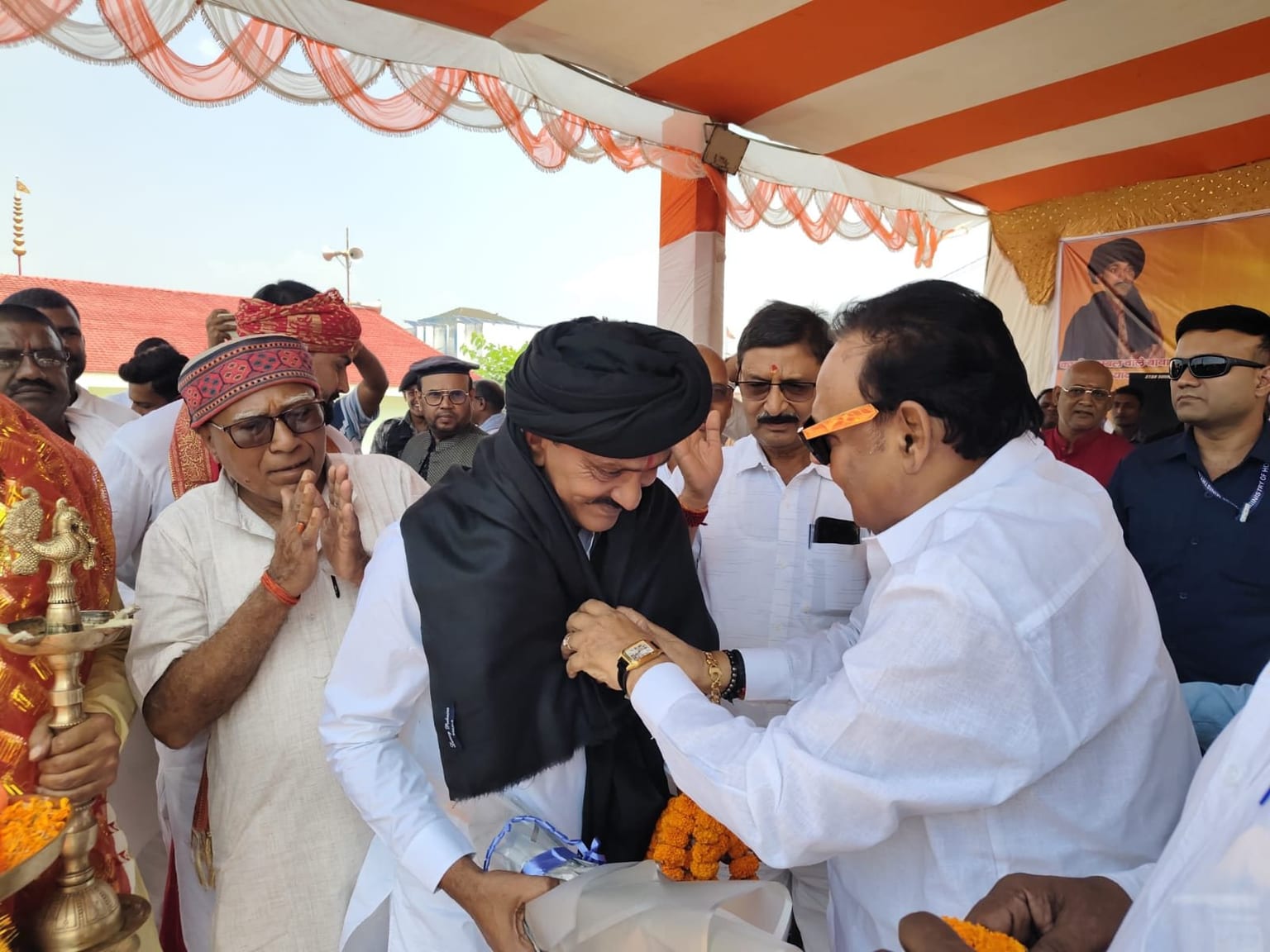 हुसैनाबाद में निःशुल्क आरोग्य शिविर शुरू, काली कंबल वाले बाबा के सानिध्य में उमड़ी भीड़