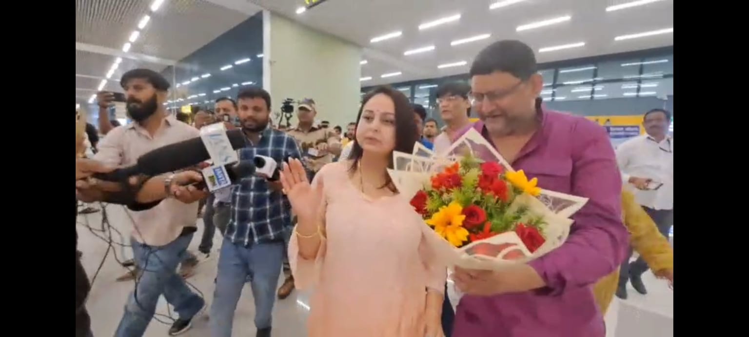घर लौटी रोहिणी, एयरपोर्ट पर बेटी को रिसीव करने पहुंचे लालू-राबड़ी,बहन को गले लगा कर भावुक हुई मीसा