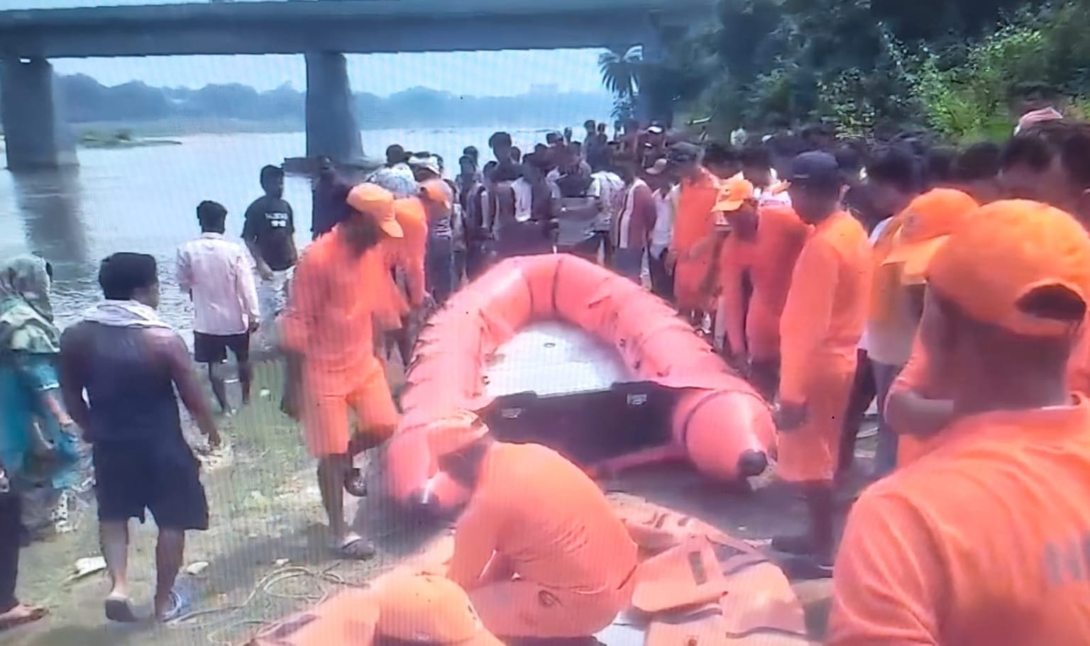 दामोदर में समाई सोनाक्षी की तलाश जारी, अब रांची से पहुंची NDRF की टीम