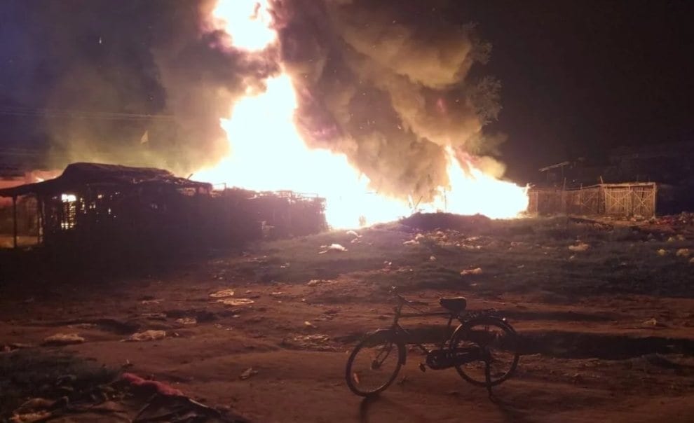 धनबाद के बरवा अड्डा में देर रात को आग का तांडव,मची अफरा-तफरी, दुकानदार हुए कंगाल
