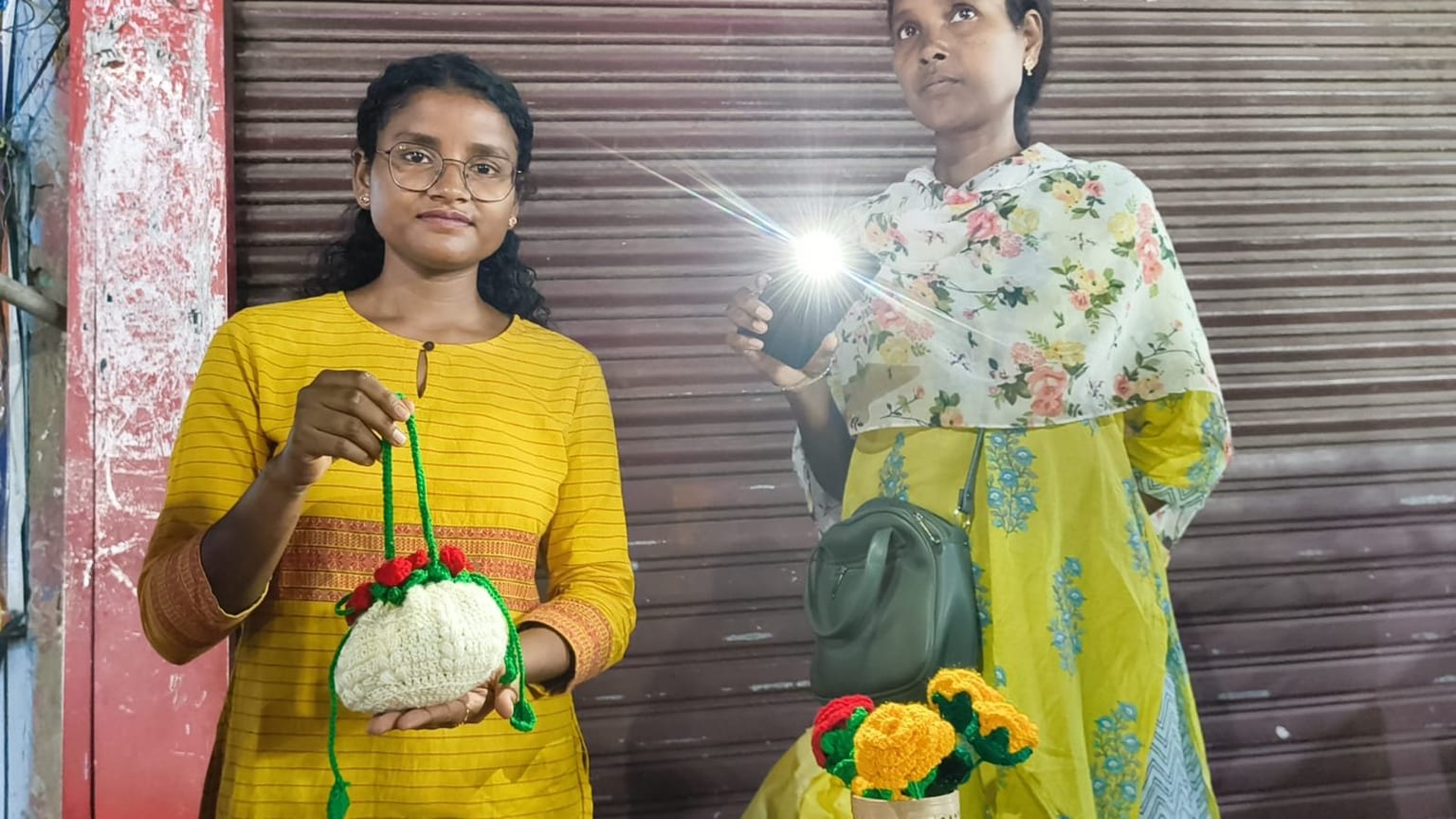 हुनर है, मेहनत है… फिर भी ठिकाना नहीं; मोबाइल की रोशनी में तीन बच्चों का भविष्य संवारती मां