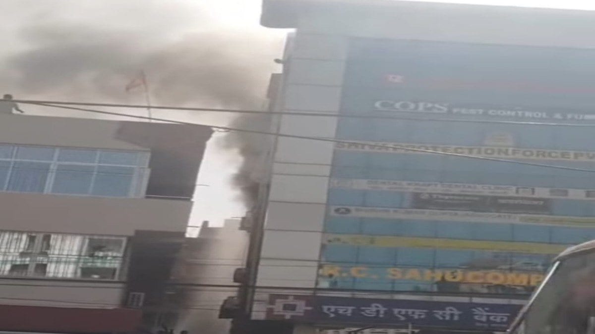 BREAKING : रांची के हिनू में HDFC बैंक की इमारत में भीषण आग, इलाके में मची अफरा-तफरी