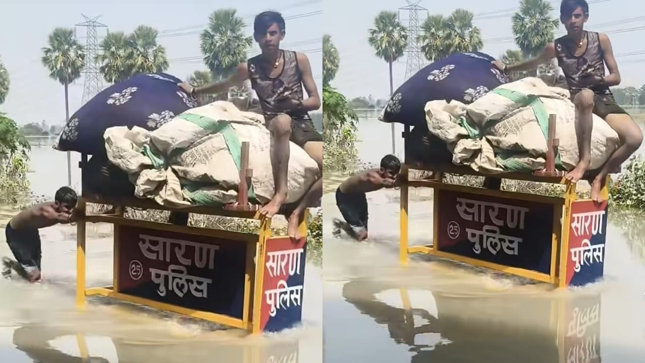 भाई ये जुगाड़ तो गजब है! नाव नहीं मिली तो पुलिस बैरिकेड को ही बना लिया सवारी, VIDEO देख नहीं रुकेगी हंसी