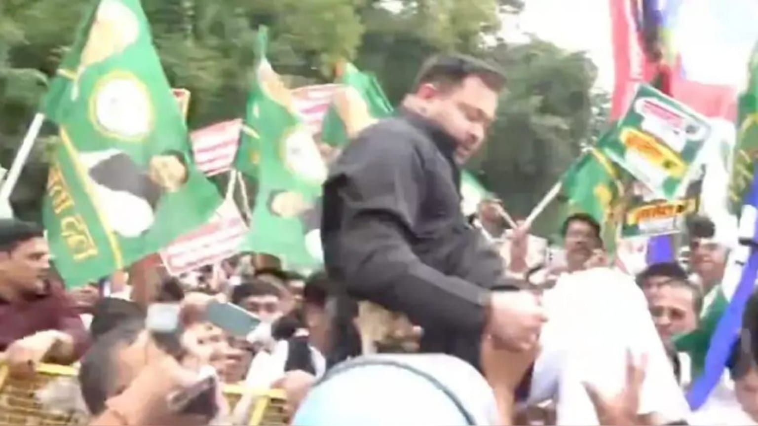 SIR के खिलाफ पटना में महागठबंधन का लोकभवन मार्च, तेजस्वी यादव समेत कई नेता हिरासत में