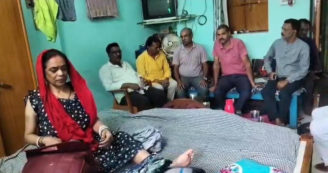 देवघर में JMM नेता के घर हथियार के बल पर डकैती, पत्नी पर चाकू से किया हमला
