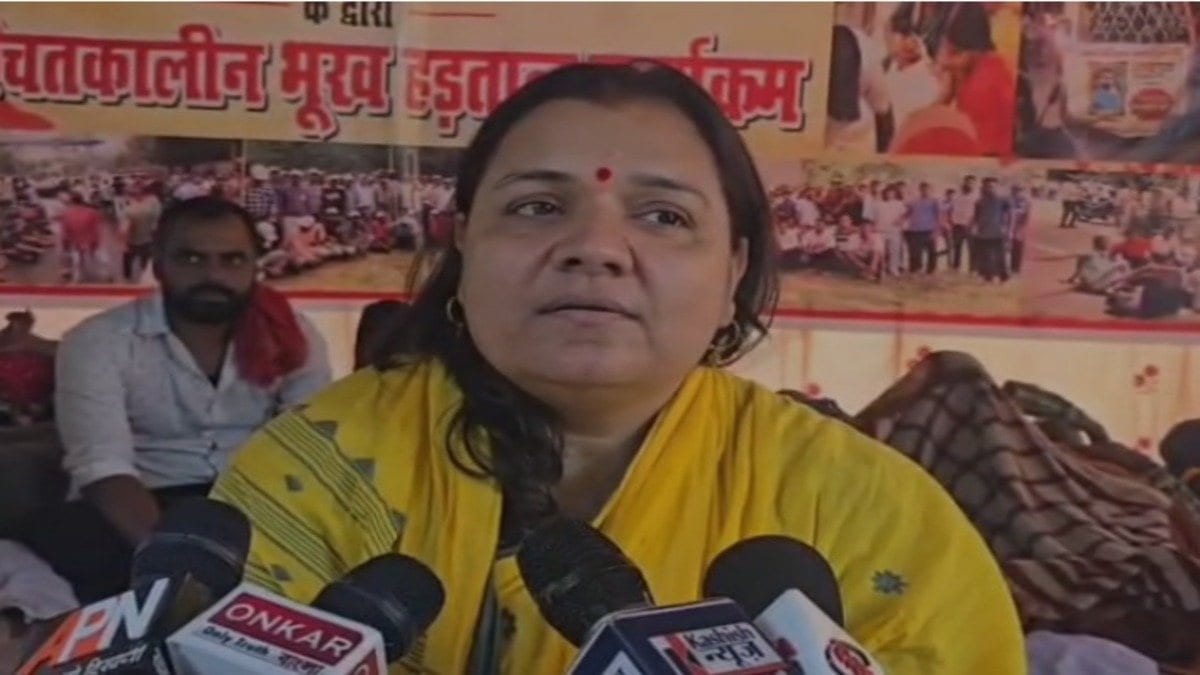 बोकारो: एक तरफ लड़ रहीं विस्थापितों के हक लड़ाई, दूसरी तरफ मां दुर्गा की आराधना करते नजर आई विधायक श्वेता सिंह