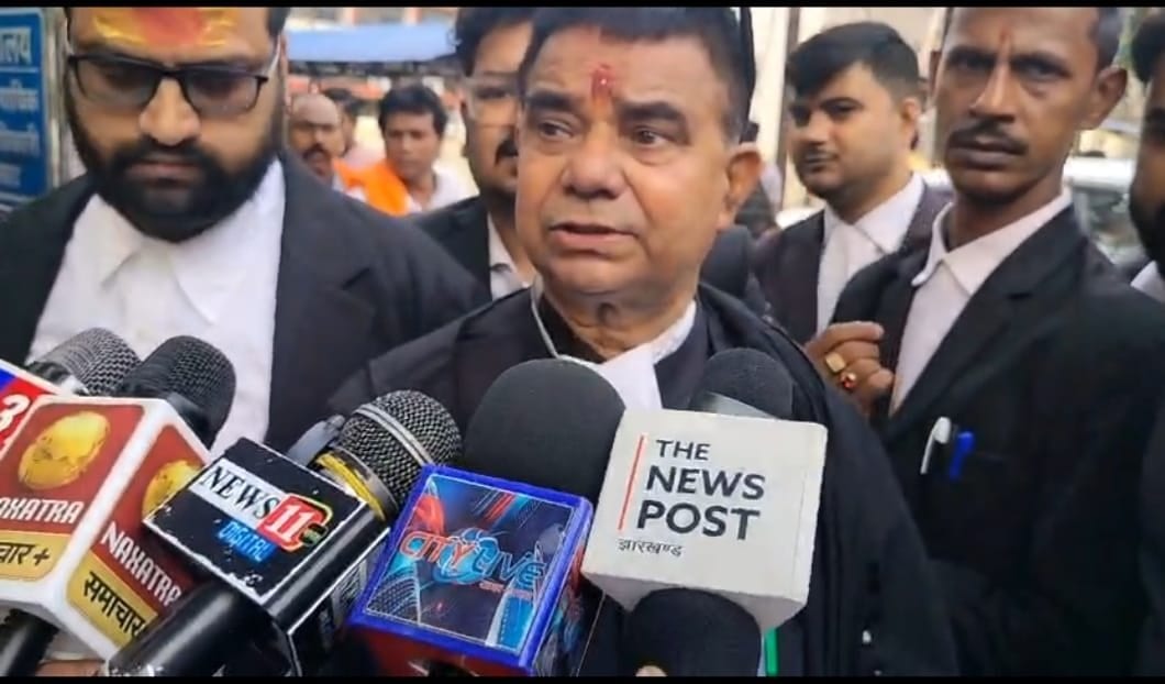 Breaking: धनबाद कोर्ट परिसर में बड़ा बवाल, आरपीएफ के जवानों ने अधिवक्ता से की मारपीट की, जानिए फिर क्या हुआ