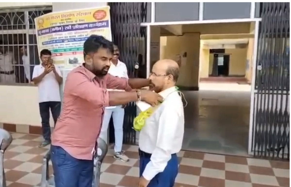 जमशेदपुर: पोटका में विधायक का अनोखा विरोध! लेटलतीफ कर्मचारियों को माला पहनाकर दिया संदेश