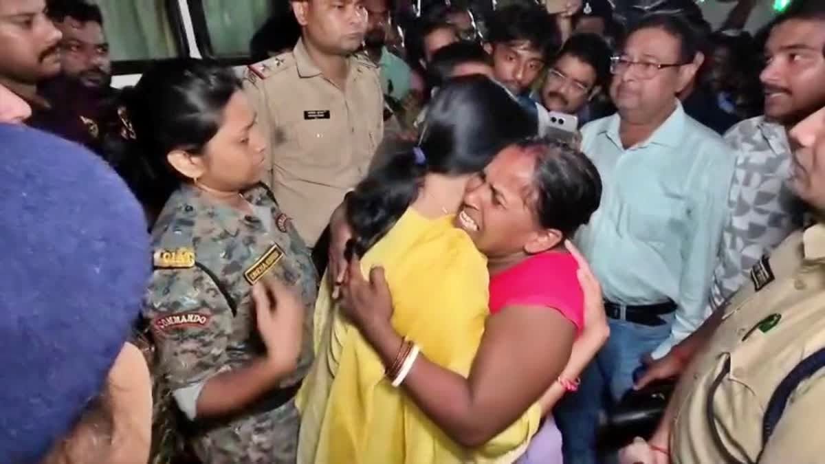 वैशाली नाव हादसे के बाद भावुक हुईं डीएम, पीड़ित मां के गले लग फूट-फूट कर रोयीं, गमगीन हुआ माहौल, देखिए VIDEO
