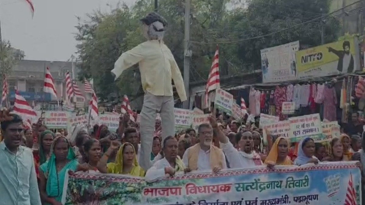 गढ़वा: मुख्यमंत्री के मां पर विवादित बयान से आदिवासियों में आक्रोश, विधायक का फूंका पुतला