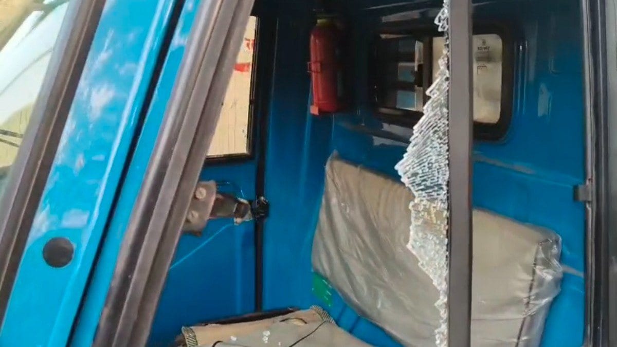 हथियार के बल पर दिनदहाड़े लूट, माल वाहक ऑटो चालक का सिर फोड़कर ₹1.93 लाख लेकर फरार हुए तीन बदमाश