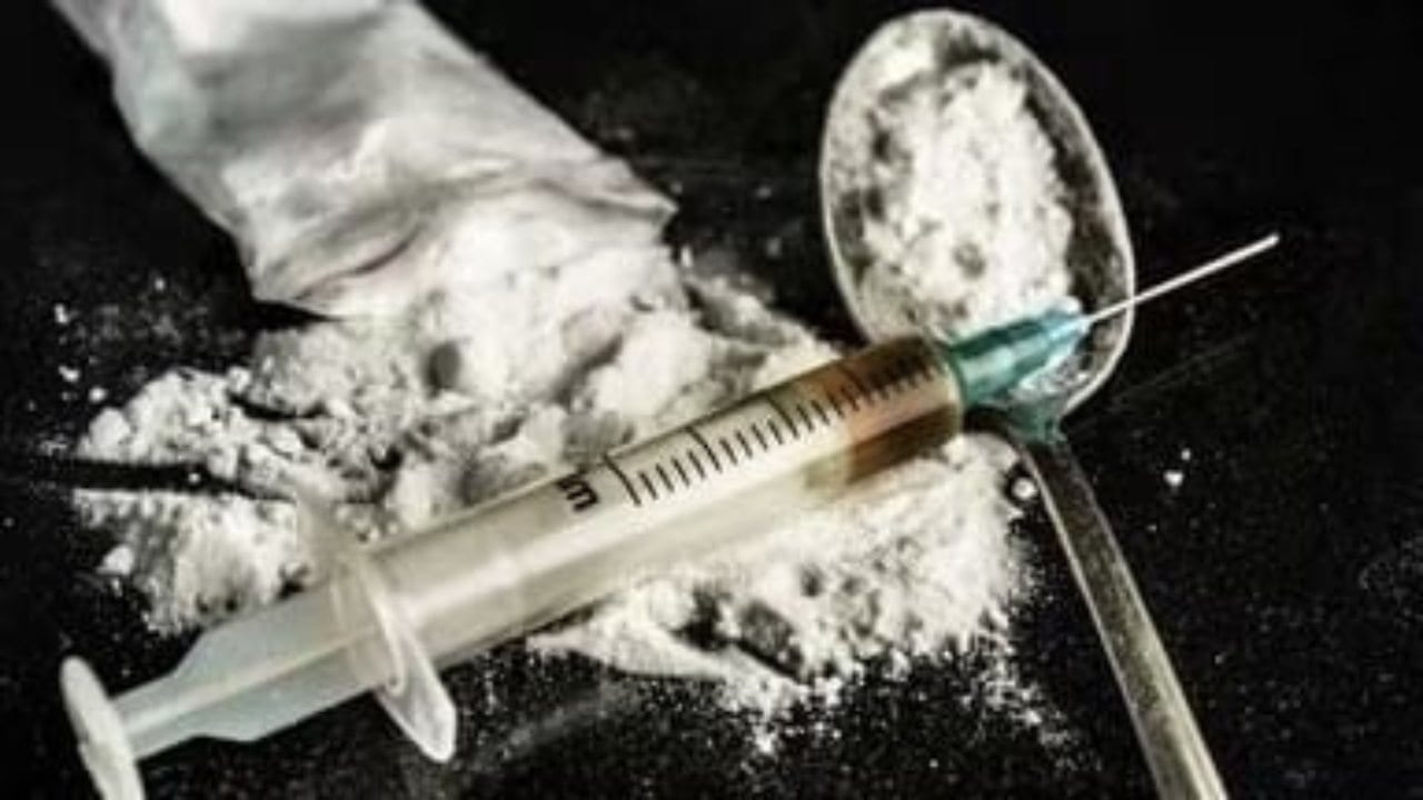 पटना पुलिस ने फिल्मी स्टाइल में पहले खुद खरीदा फिर स्मैक कारोबारी भाई बहन समेत 6 को दबोचा