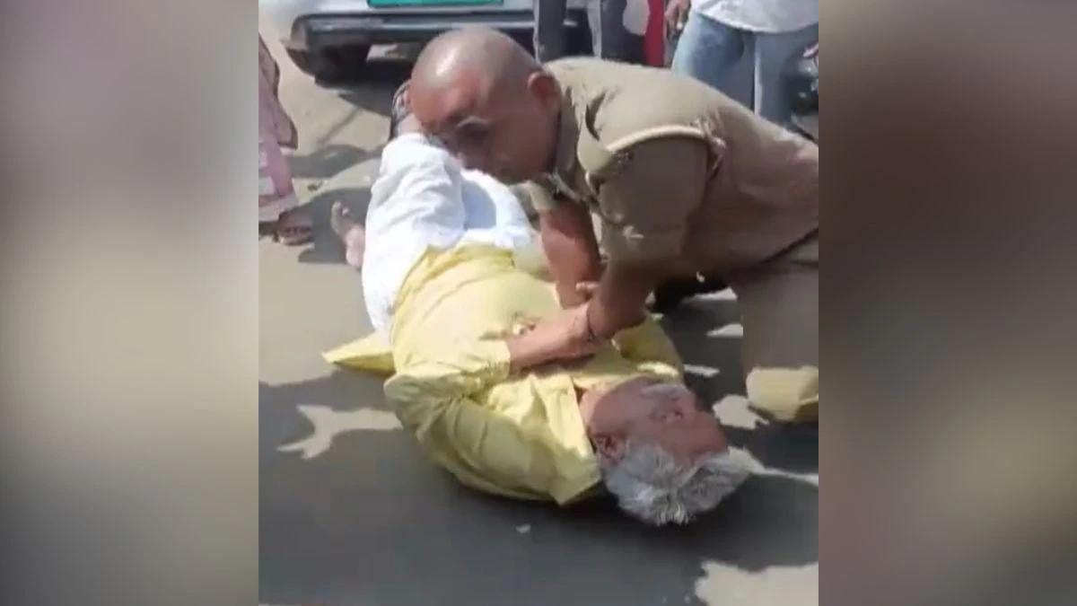 पत्नी चीखती रही, तमाशबीन बने रहे लोग… फिर फरिश्ता बनकर पहुंचे यूपी पुलिस के सिपाही, देखिए VIDEO