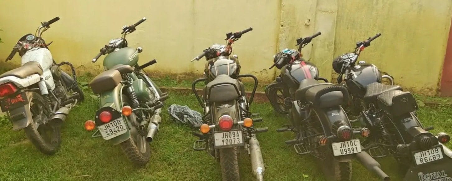 कतरास में मनबढ़ू युवकों पर गिरी पुलिस की गाज, मोडिफाइड साइलेंसर लगाकर स्टंटबाजी का आरोप