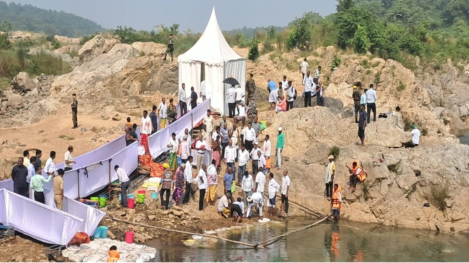 मां रूपी सोरेन की अस्थि लेकर रजरप्पा पहुंचे हेमंत सोरेन, संथाली परंपरा के अनुसार निभाई जा रहीं रस्में