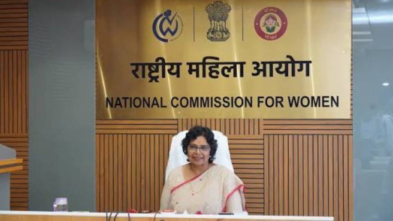 नेहा सिंह राठौड़ के मामले में राष्ट्रीय महिला आयोग ने लिया खुद संज्ञान, 15 दिनों में मांगी कार्रवाई की रिपोर्ट