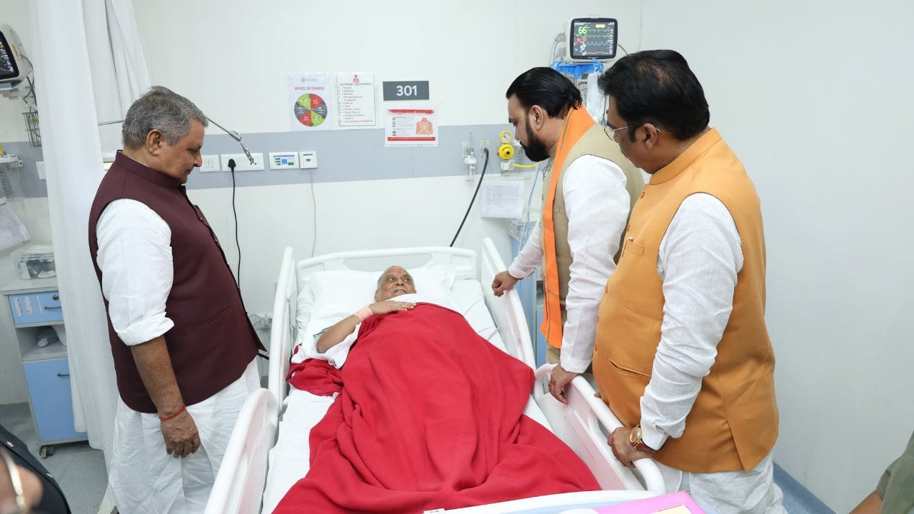जदयू एमएलसी उम्मीदवार नीरज कुमार से मुलाकात करने अस्पताल पहुंचे सीएम सम्राट, डिप्टी सीएम भी साथ थे मौजूद