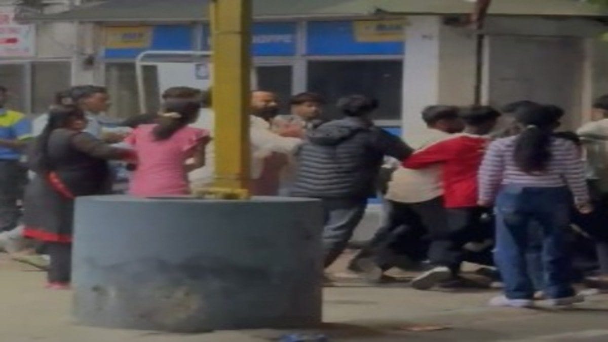 जमशेदपुर में पेट्रोल पंप के पास हंगामा, मारपीट और पथराव से मची अफरा-तफरी