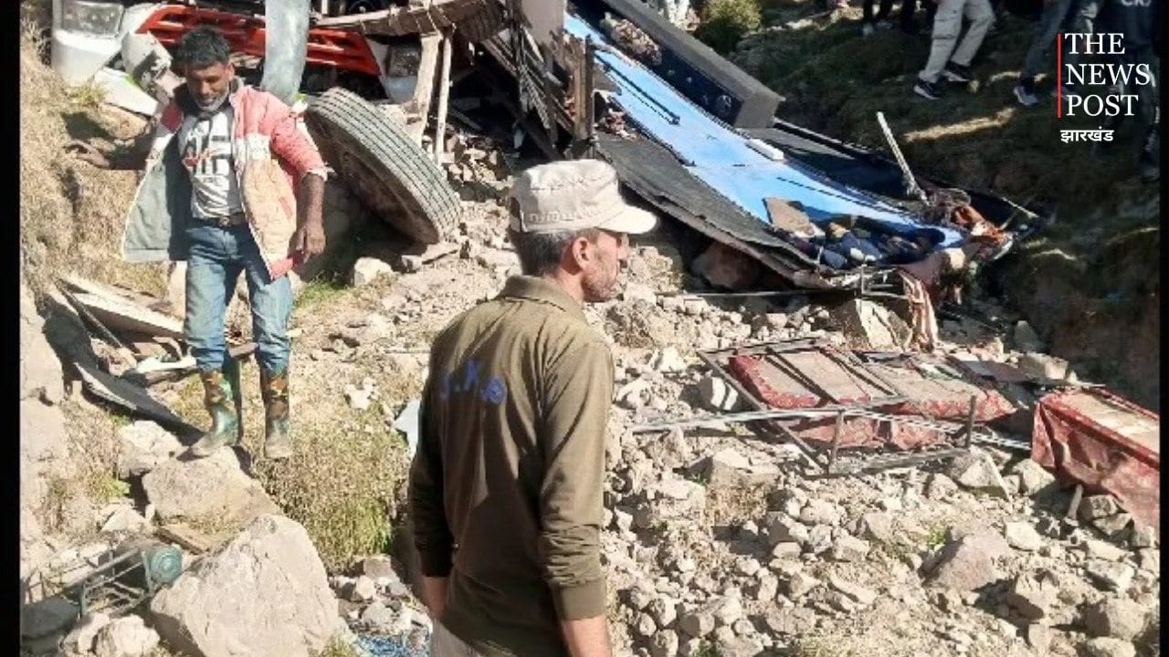 बड़ी खबर: जम्मू-कश्मीर में खाई में गिरी यात्री बस, एक बच्ची की मौत की खबर, 16 यात्री घायल