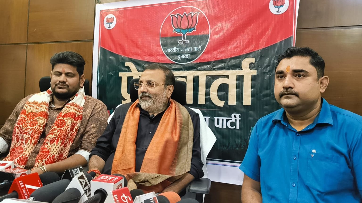 राहुल गांधी विदेश किससे मिलने जाते हैं, देश को बताएं : निशिकांत दुबे
