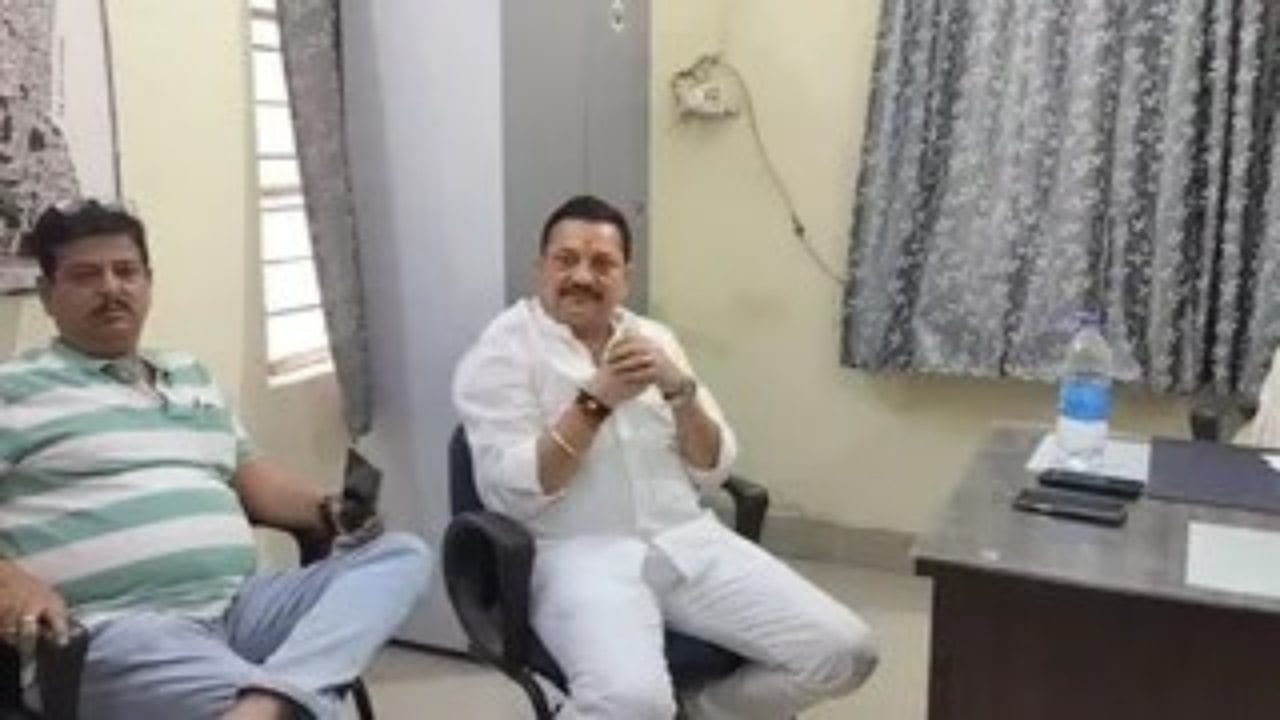 मतदान के बीच अनंत सिंह के समर्थक पूर्व जदयू नेता छोटू सिंह को पुलिस ने पकड़ा, सोशल मीडिया लाइव आ कर कहा...