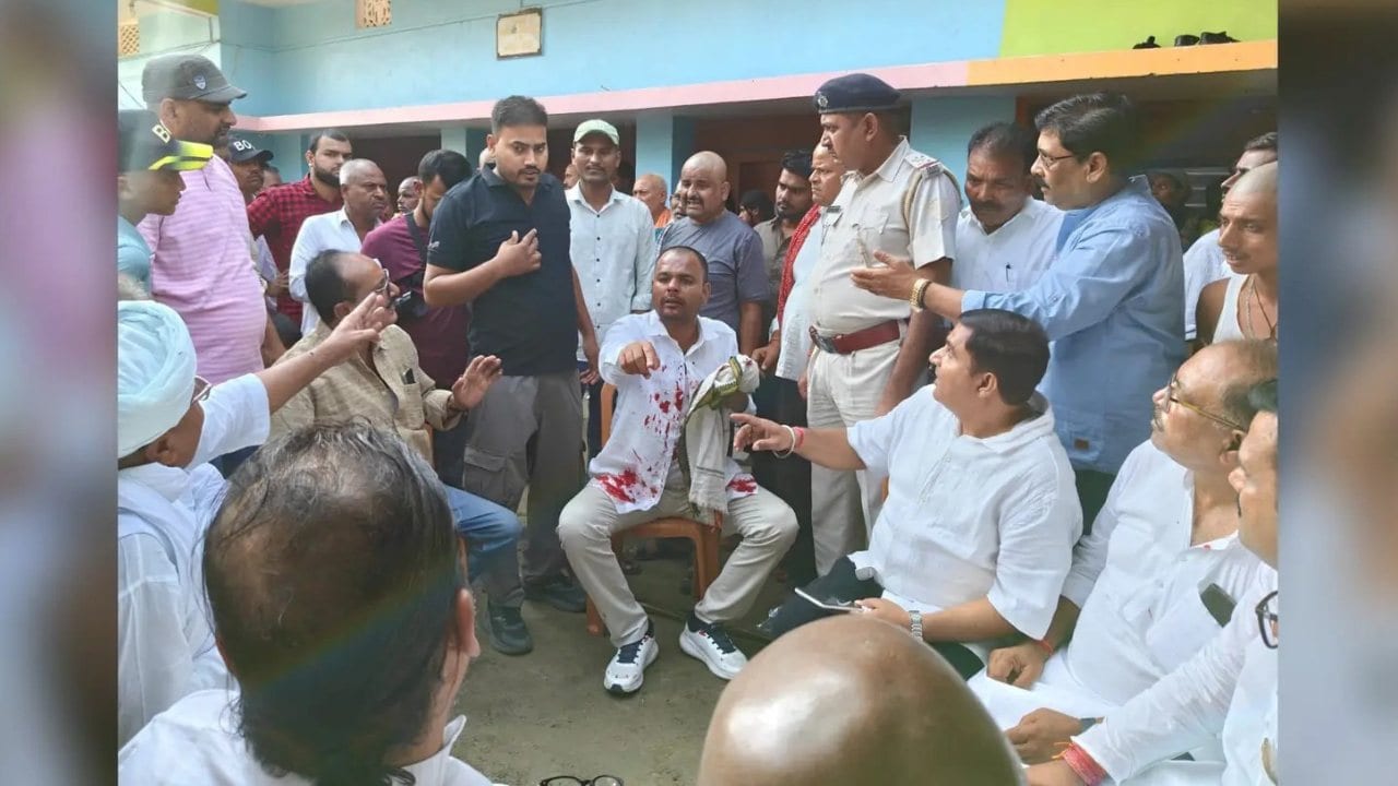 तेजस्वी के विधानसभा क्षेत्र में प्रशांत किशोर के सामने जदयू नेता का फोड़ा सर, नाव हादसे में मृतक बच्चों के दशकर्म में हुए थे शामिल