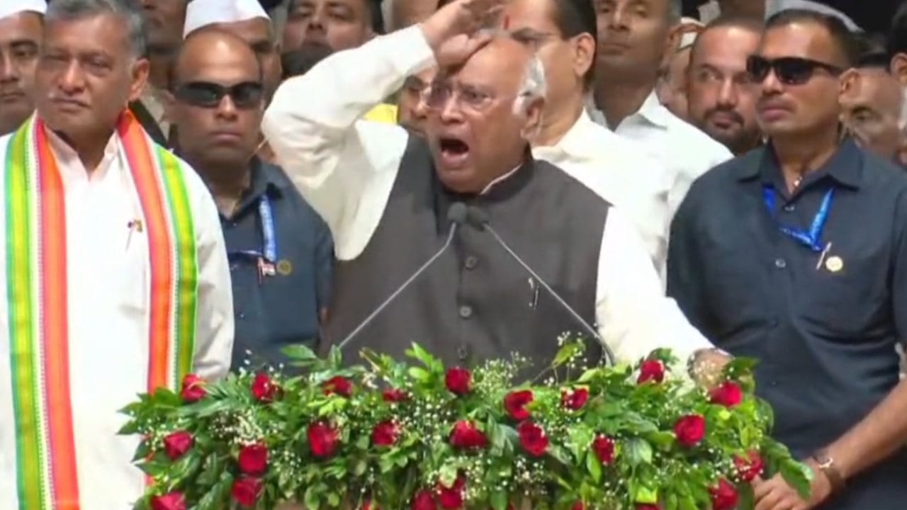 खड़गे ने पटना में कहा 'मोदी का बाप भी जाएगा'! बयान से बढ़ी सियासी सरगर्मी