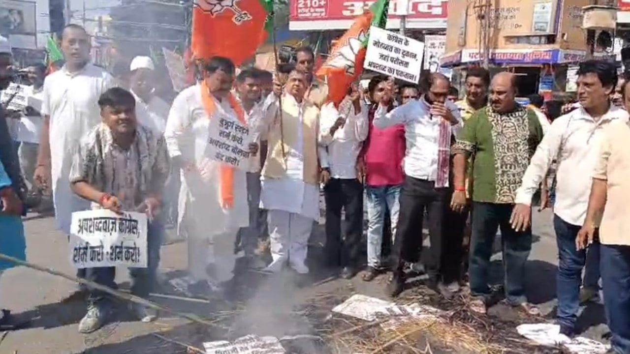 पटना में भाजपा कार्यकर्ताओं ने कांग्रेस अध्यक्ष का पुतला फूंका, कहा 'सत्ता से बाहर रहने पर बिगड़ने लगा है मानसिक संतुलन'