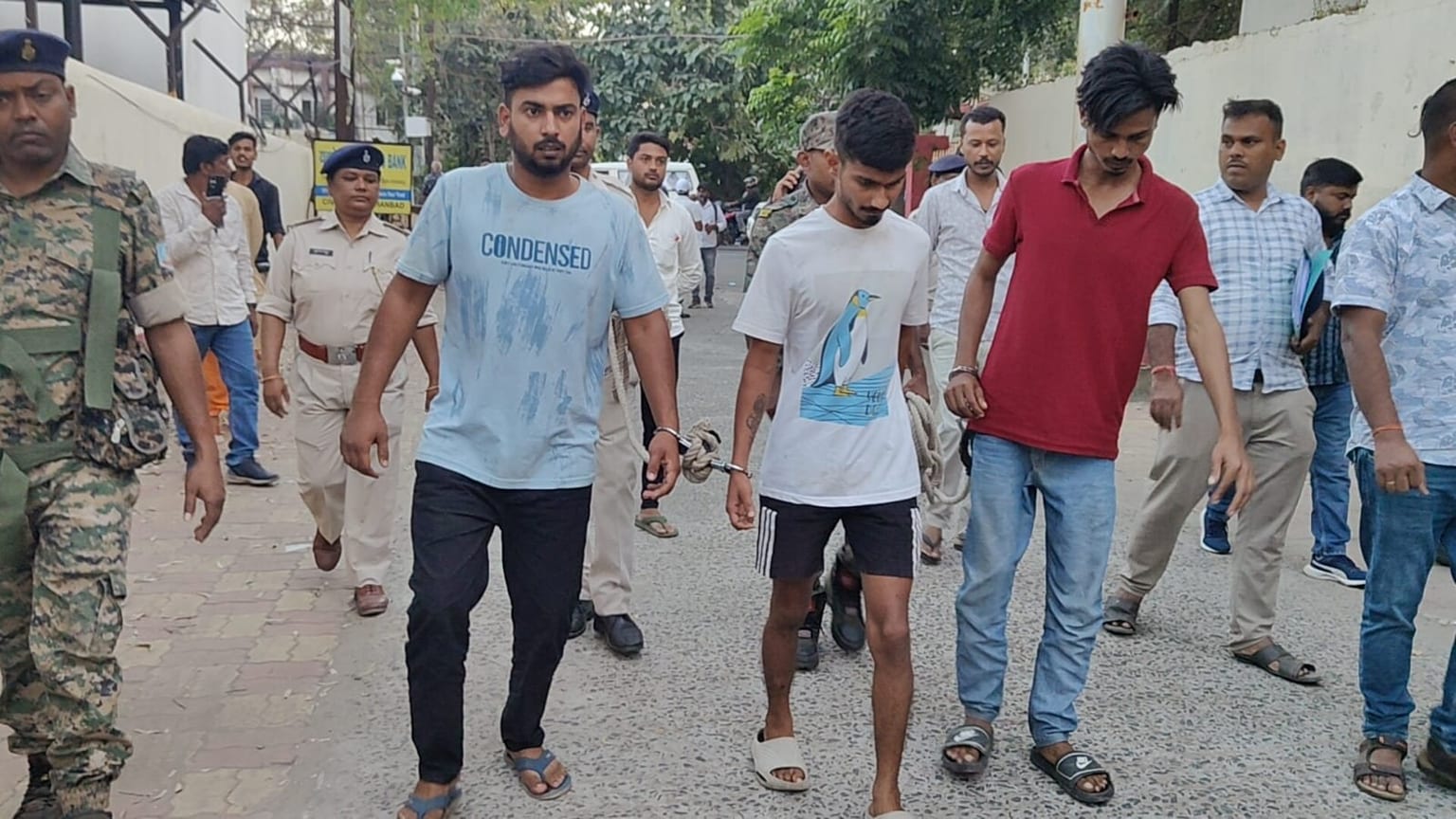 Breaking: बहुचर्चित अभिजीत सिंह हत्याकांड में दो के बाद तीन और पकड़ाए आरोपियों की पुलिस ने कराई परेड