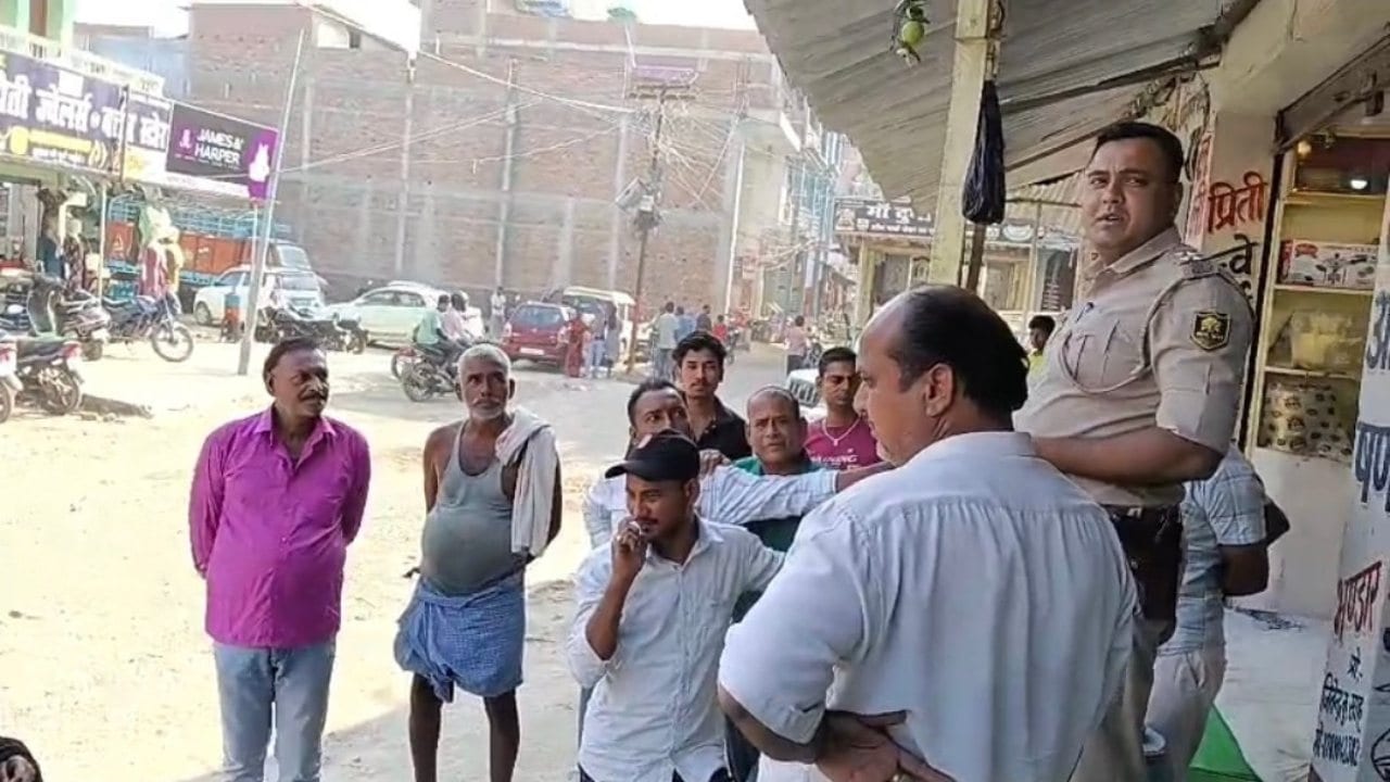 पुलिस के साथ युवती पहुंची शादीशुदा प्रेमी के घर, ताला लटका देख रोते हुए कहा '4 महीने पहले मंदिर में...'