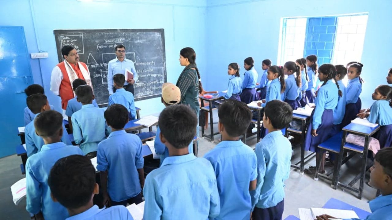 अपने पैतृक गांव के स्कूलों में पहुंचे शिक्षा मंत्री, छात्रों से की बात, शिक्षकों को कहा 'बनायें बेहतर माहौल'