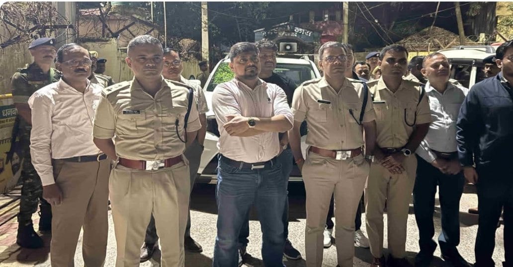 आधी रात के बाद प्रशासनिक अमला पहुंचा धनबाद जेल,चप्पे चप्पे को खंगाला गया,पढ़िए औचक रेड में क्या मिला?