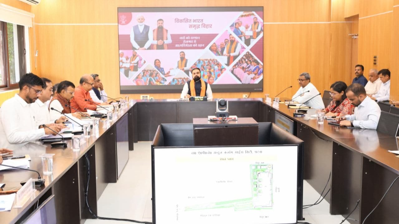 100 करोड़ रुपये से अधिक की परियोजनाओं की सीएम ने की समीक्षा, कहा-काम में लाएं तेजी
