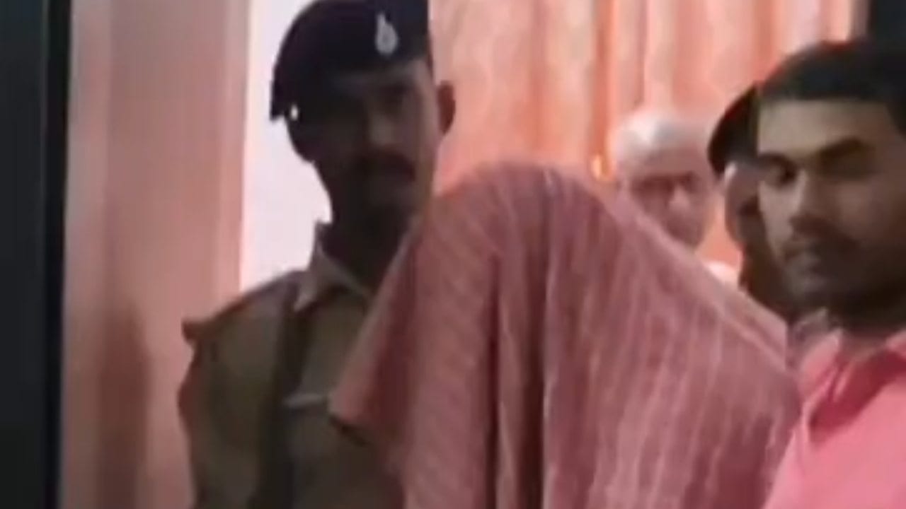 72 हजार की रिश्वत लेते आवास सहायक गिरफ्तार, प्रधानमंत्री आवास योजना की दूसरी किस्त के लिए मांग रहा था घूस