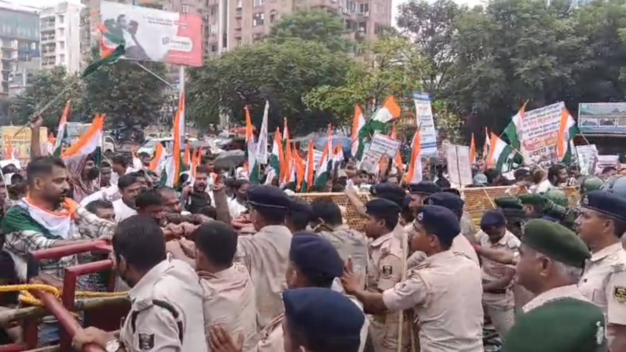 गांधी मैदान से राजभवन के लिए निकले दारोगा अभ्यर्थी, जेपी गोलंबर के पास पुलिस बैरिकेडिंग तोड़ा