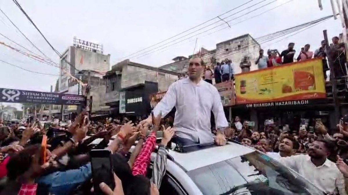 हजारीबाग में द ग्रेट खली का क्रेज, एक झलक पाने के लिए उमड़ी भीड़, सेल्फी और हाथ मिलाने को बेताब दिखे प्रशंसक
