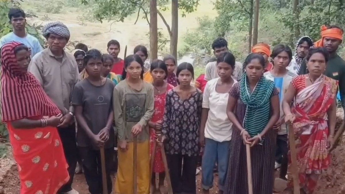 जब सिस्टम ने नहीं सुनी पुकार, तो ग्रामीणों ने खुद उठाया कुदाल-फावड़ा, 250 लोग मिलकर बना रहे 5 KM सड़क