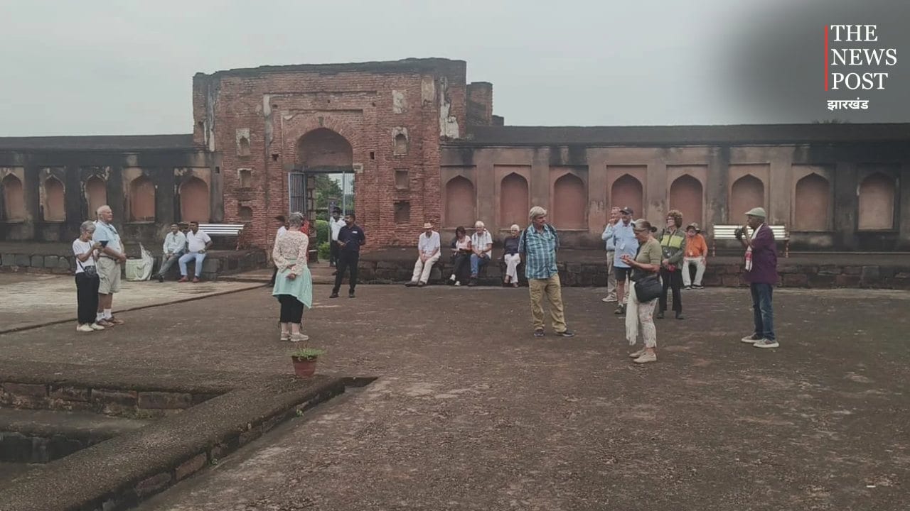 विदेशी पर्यटकों से गुलजार हुई मंगलहाट की ऐतिहासिक धरोहर, मोती झरना की खूबसूरती देख मंत्रमुग्ध हुए सैलानी