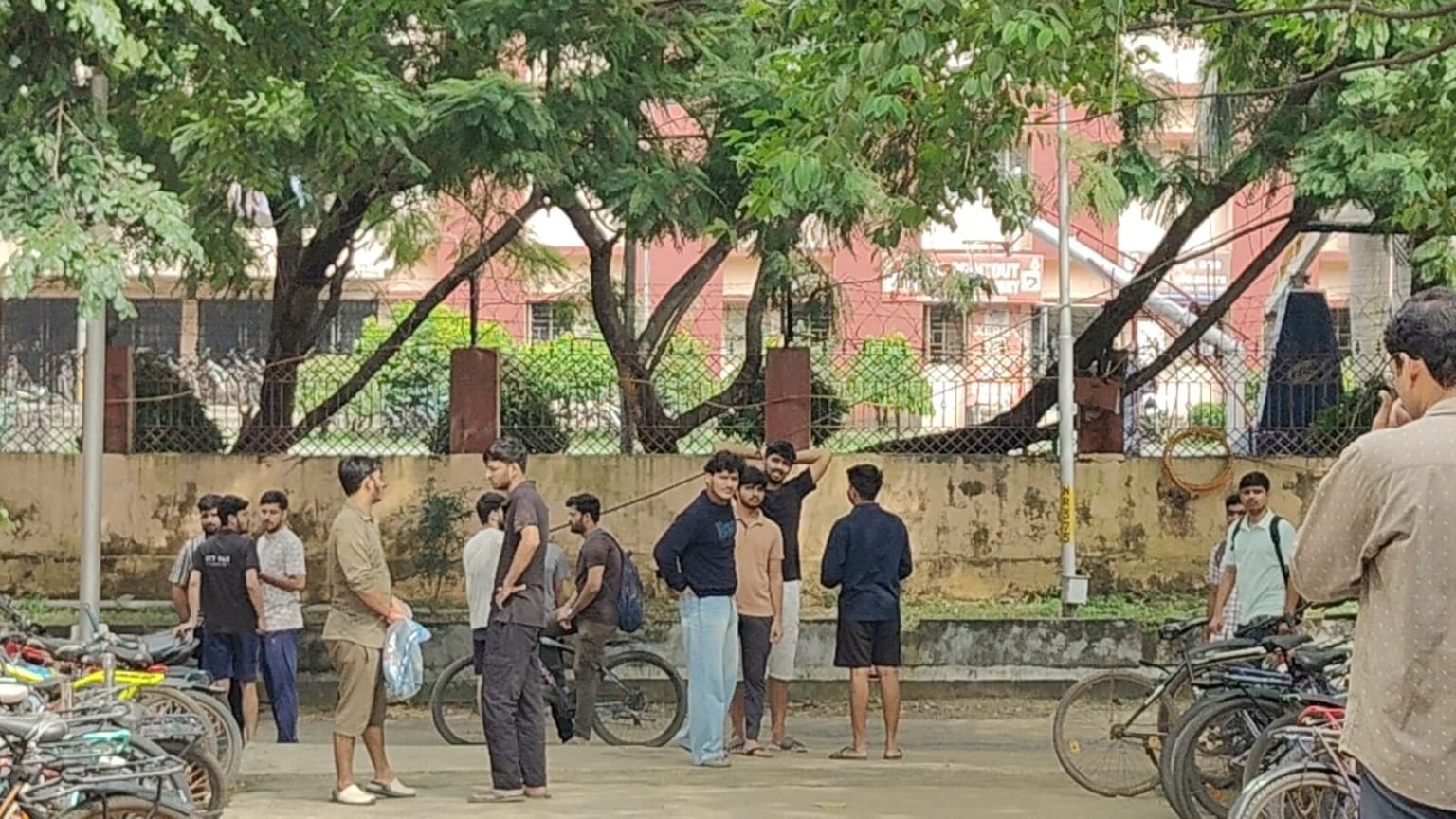 Breaking: आईआईटी (आईएसएम) में बड़ी दुर्घटना,हॉस्टल की छत से कूदकर फाइनल ईयर छात्र ने दे दी जान