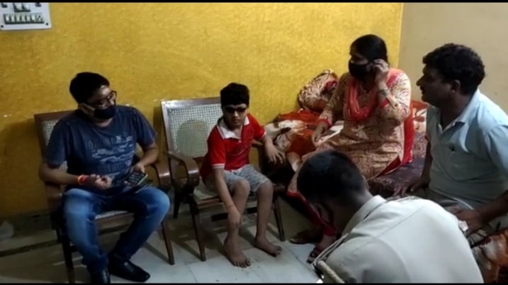 जमशेदपुर: थाना स्टाफ बता कर घर में घुसे अपराधी, रिवाल्वर की नोंक पर मोबाइल लूटा