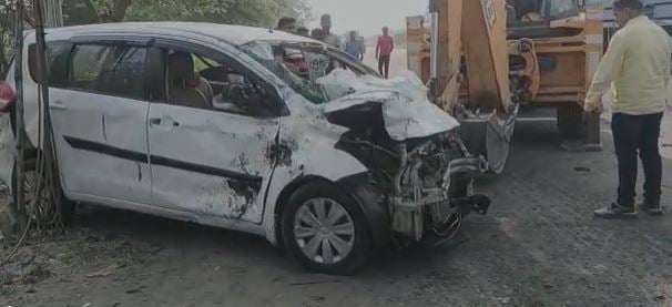 रोहतास में 3 लोगों की मौत : तेज रफ्तार कार तीन लोगों कुचलते हुए ट्रक से टकराई