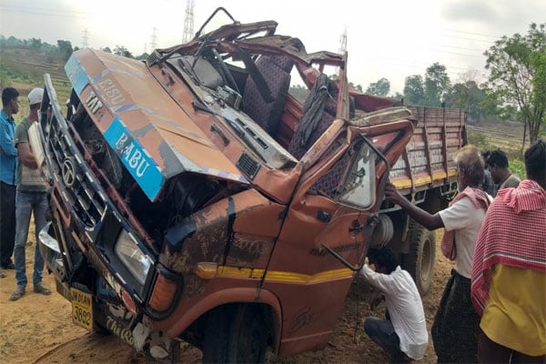 मजदूरों के ऊपर ही पलट गया कोयला लदा ट्रक, दो की मौत, तीन घायल