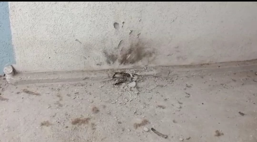 दुःसाहस : पंचायत समिति उम्मीदवार के घर पर बम से हमला,एक जिंदा बम भी बरामद