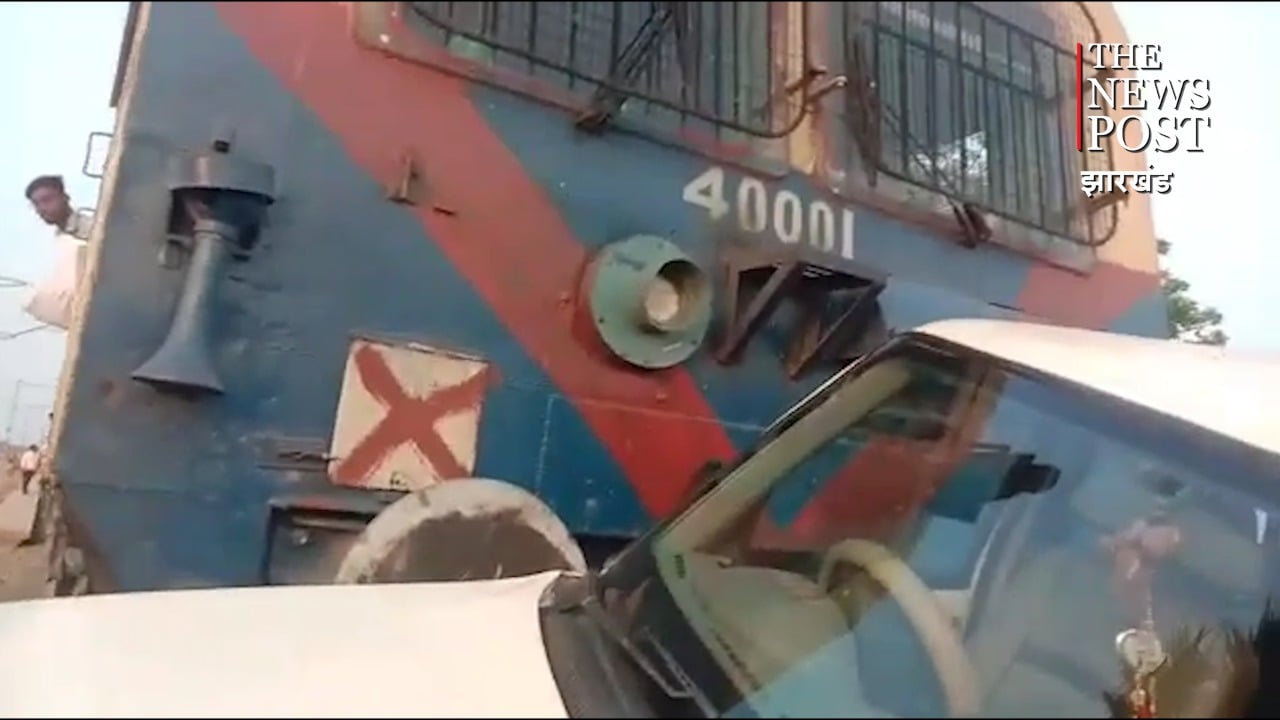 रेलवे क्रॉसिंग पर स्वास्थ्य विभाग की स्कॉर्पियो और ट्रेन के बीच टक्कर