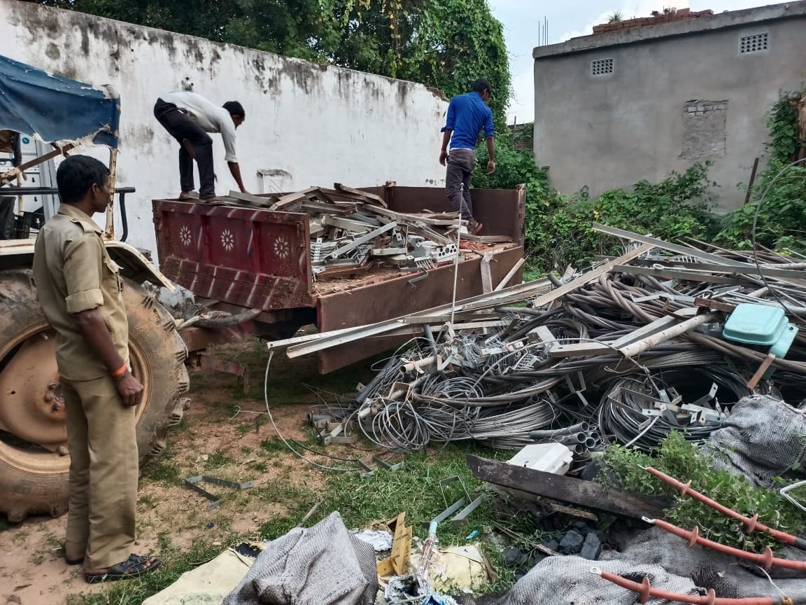 कंपनी के कर्मचारी ही निकले चोर , 8 गिरफ्तार 10 लाख की बिजली तार बरामद