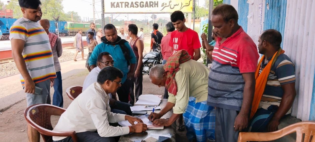 धनबाद :  चलती ट्रेन में की चढ़ने की कोशिश, थम गई जिंदगी की रफ्तार