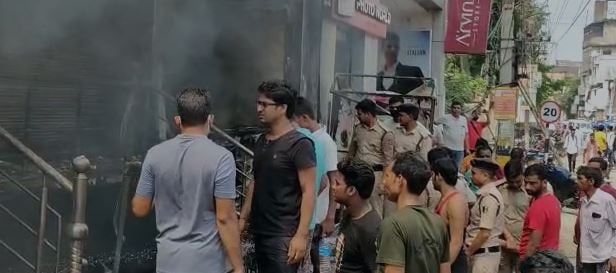भागलपुर : कपड़े की दुकान में लगी भीषण आग, लाखों का सामान जलकर हुआ राख