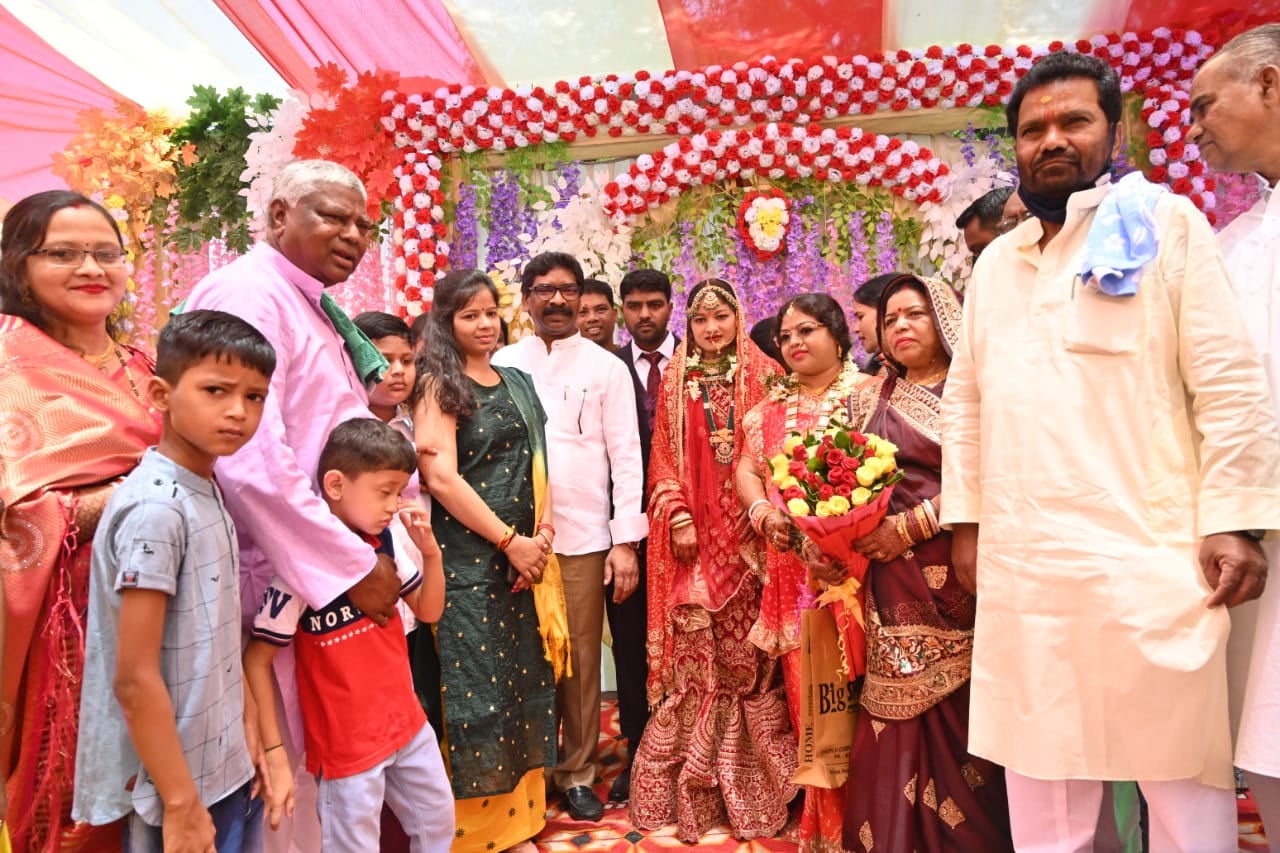 हेमंत पहुंचे सिजुआ, विधायक मथुरा के पुत्र व पुत्रवधू को  दिया आशीर्वाद