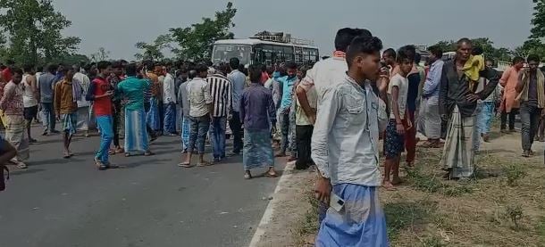 बिहार में यहां अंधों और मुर्दों ने मिलकर किया सड़क जाम....!