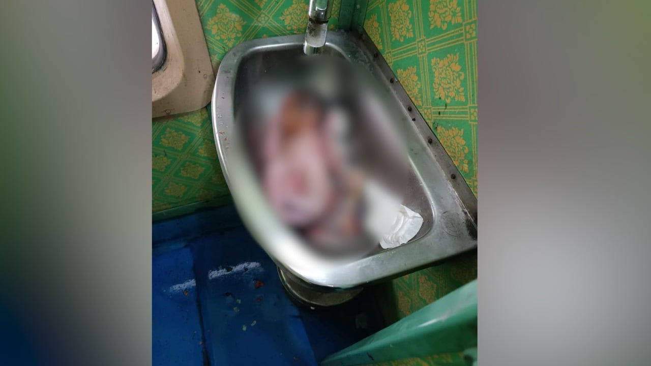 ट्रेन के टॉयलेट से आ रही थी बच्चे के रोने की आवाज,  वाश बेसिन में देखा तो पड़ा था नवजात